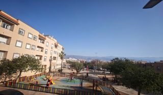 Casa en Roquetas pueblo. Vivienda sobre local de 4 habitaciones en roquetas de mar