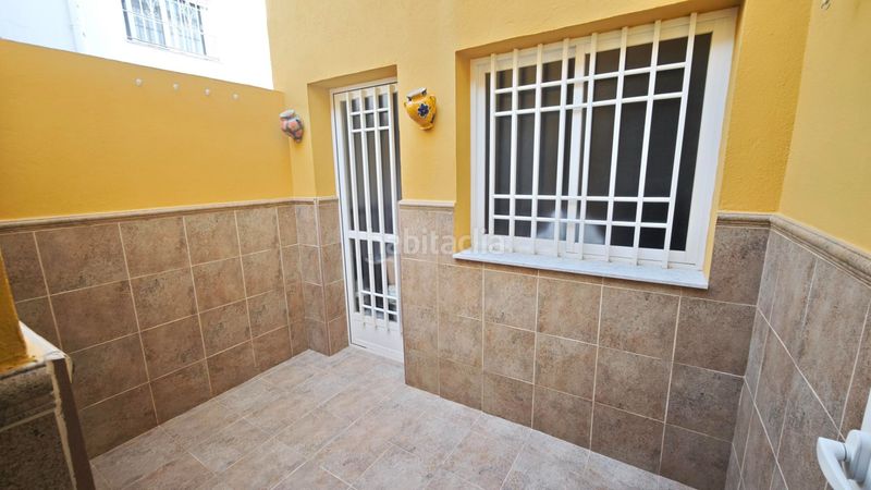 Foto a4ab1a36-aad0-47d5-bf22-fea85128a90e. Casa adossada amb xemeneia aparcament a Roquetas pueblo Roquetas de Mar