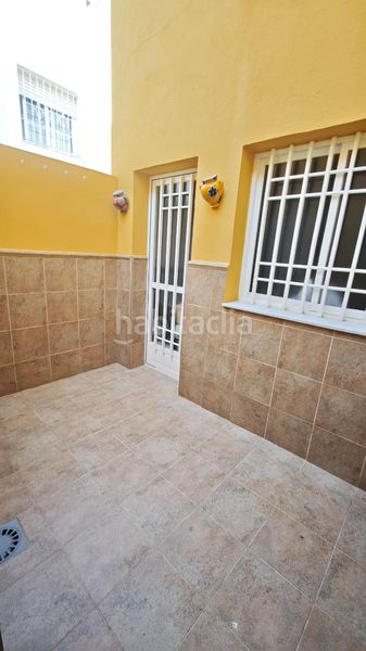 Foto d0b9e9b3-7a50-4b1b-b96b-3d95cc87f46a. Casa adossada amb xemeneia aparcament a Roquetas pueblo Roquetas de Mar