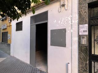 Business premise in El Higuerón. Local comercial para inversión junto a la plaza de costasol