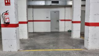 Lloguer Aparcament cotxe a Arroyo del Moro - Noreña. Gran plaza de aparcamiento protegida por columnas y con cuarto t