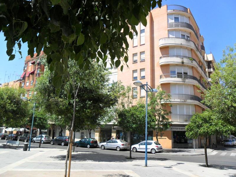 Foto fe0a4ecd-91eb-45fa-a1f0-2b52f3cb1792. Alquiler parking coche buena plaza de aparcamiento junto a urbanismo en Córdoba