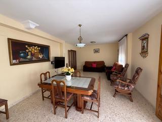 Casa  Calle de daoíz y velarde. Oportunidad única en puente genil! vivienda en esquina en calle