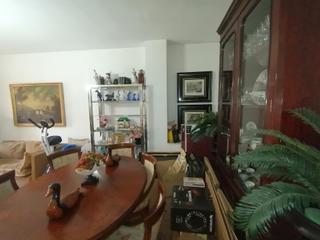 Pis en Calle villa de rota 1. Magnfico piso en plena avenida de medina azahara con cochera y