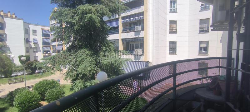 Foto 93ba67c3-bf21-4b9c-895b-04925d4b460f. Piso amplio piso con terraza, cochera y trastero en miralbaida en urbanización ajardinada en Córdoba