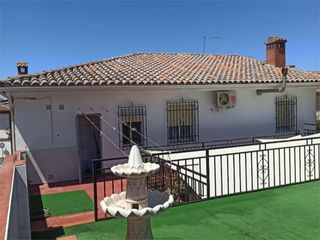 House in San Sebastián de los Ballesteros. Gran casa de 248 m2 con azotea de 62 m2 en san sebastián de los