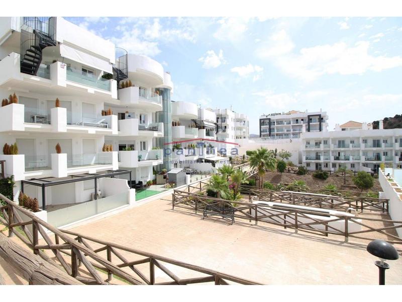 Foto 0aaf8165-2494-4578-b7a8-063c693be8b5. Piso amplio piso de una habitación en recinto con piscina en Rincón de la Victoria
