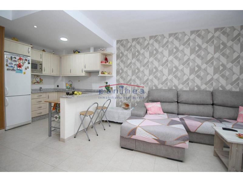 Foto a5dd00ba-3bff-4b80-b162-50f64b4115b3. Piso amplio piso de una habitación en recinto con piscina en Rincón de la Victoria