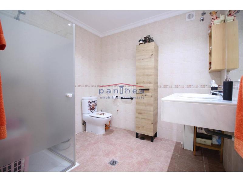 Foto ac829252-671d-4941-bc05-dc89c4c7bbc9. Piso amplio piso de una habitación en recinto con piscina en Rincón de la Victoria