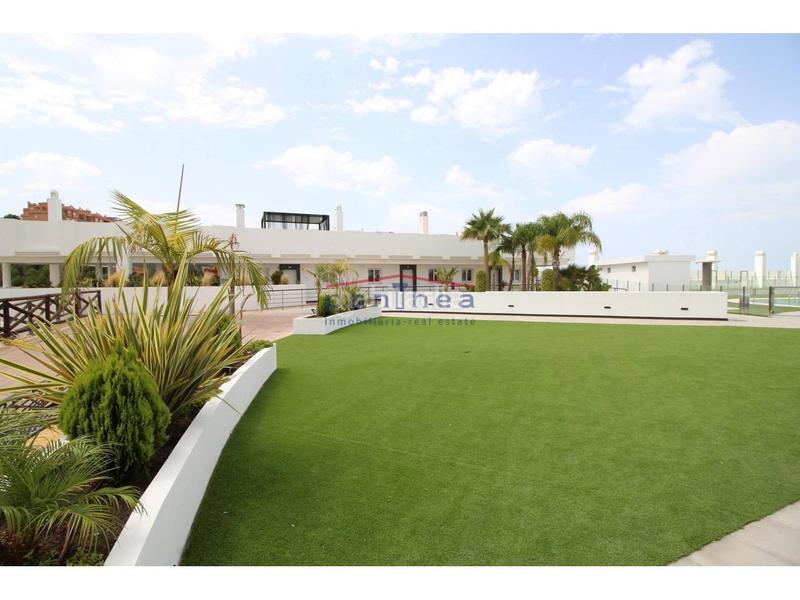 Foto ace813bc-3cd1-4169-81fc-a468284d06c8. Piso amplio piso de una habitación en recinto con piscina en Rincón de la Victoria
