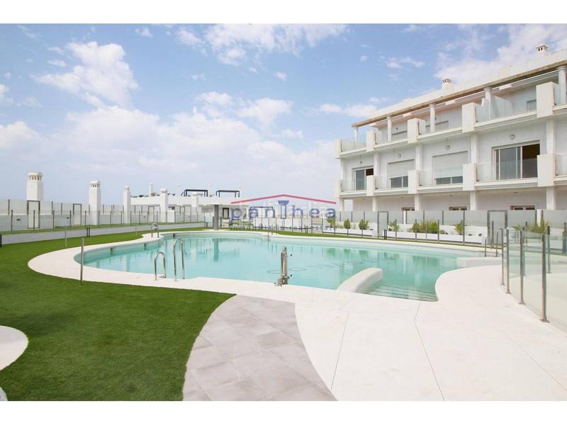 Foto dec75f5a-8034-45fd-bf06-840eb0c26069. Piso amplio piso de una habitación en recinto con piscina en Rincón de la Victoria