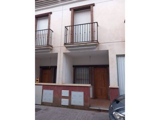 Casa  Calle marquesado. Oportunidad en dólar adosado con garaje, patio y 3 dormitorios