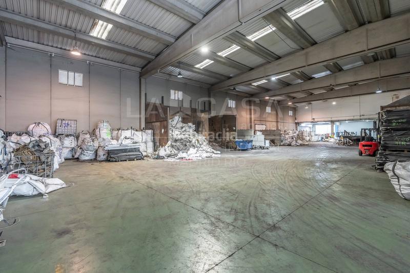 Foto 4a99bcd9-fda0-4dc0-a8b7-d3f972c5af4d. Nau industrial a Leganés norte Leganés