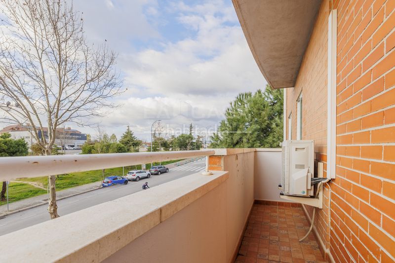 Foto 41b35cc0-a2e4-43bf-94f4-573f2af89c73. Pis amb calefacció aparcament piscina a Sector B Boadilla del Monte