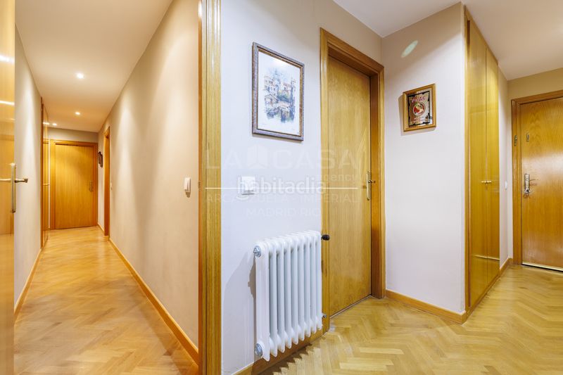 Foto 5171286c-4e0c-4cdd-9078-002fc2984e85. Pis amb calefacció aparcament piscina a Sector B Boadilla del Monte