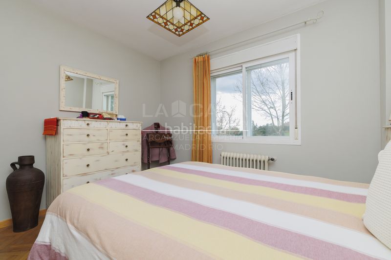 Foto 62e806a7-f3a9-4f20-90bd-a65f8b56df8b. Pis amb calefacció aparcament piscina a Sector B Boadilla del Monte