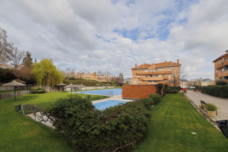 Foto 6d8b0493-ee0b-44b8-bd40-b032daac688c. Pis amb calefacció aparcament piscina a Sector B Boadilla del Monte