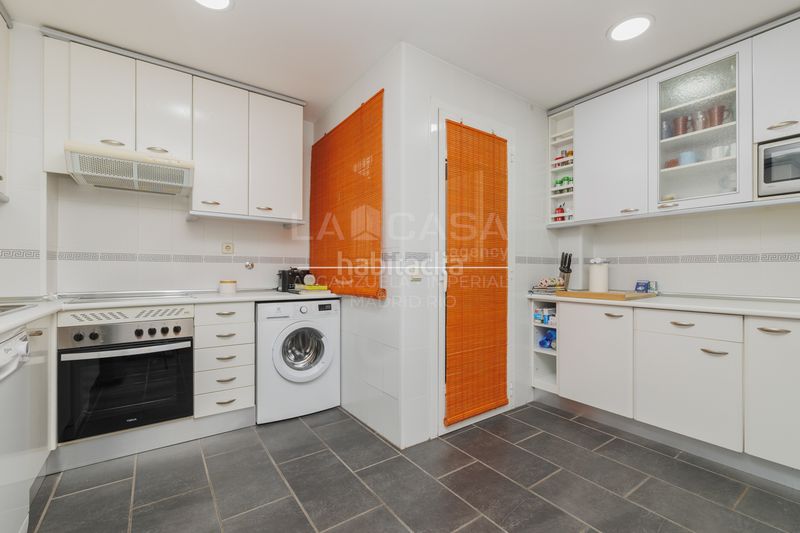 Foto bcd61b8f-ae0a-45c5-aafa-9224a3f21ad9. Pis amb calefacció aparcament piscina a Sector B Boadilla del Monte