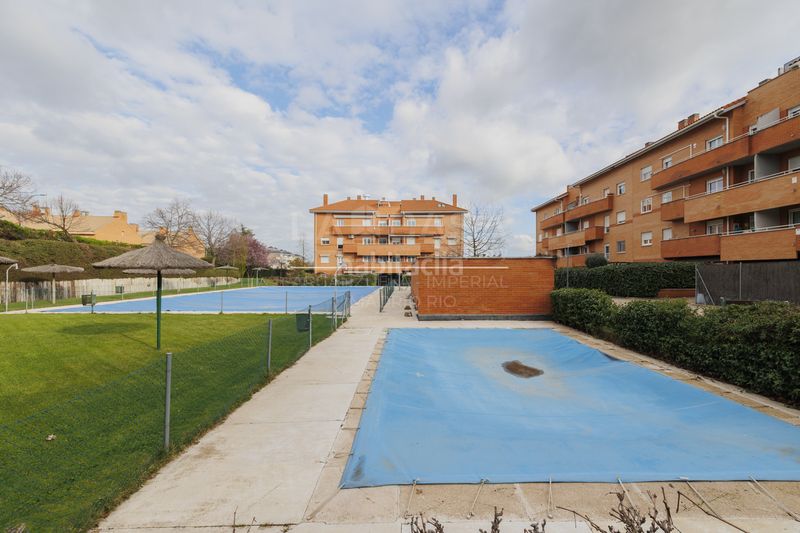 Foto c59e565e-641d-4ccd-8f09-2a36a739e578. Pis amb calefacció aparcament piscina a Sector B Boadilla del Monte
