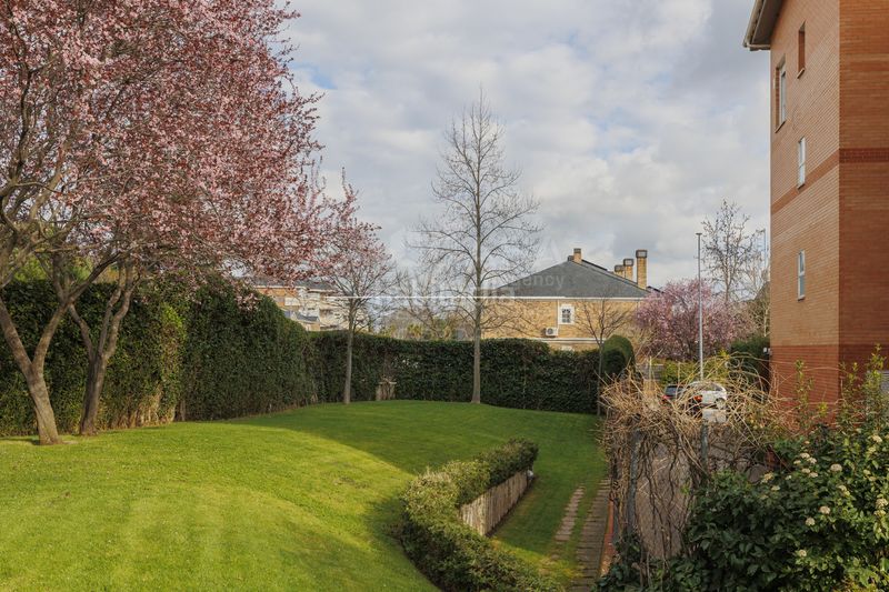 Foto fc96f849-1a38-4b55-a953-a578a754e610. Pis amb calefacció aparcament piscina a Sector B Boadilla del Monte