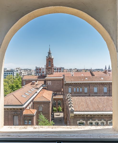 Foto 223de8d7-e09f-40c3-aab2-e4e0a2ea3ea9. Pis amb aparcament a Almagro Madrid