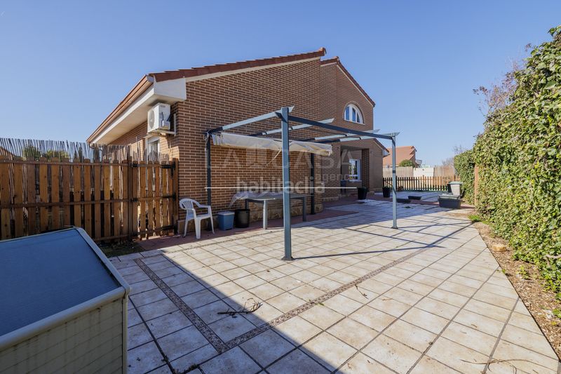 Foto c5ca9a66-1f2a-4a94-aa5f-46b5a6634971. Chalet en Meco pueblo Meco