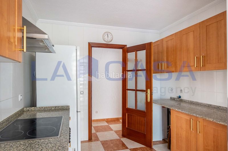 Foto ea263391-e6ea-4a81-811f-2047ed4b34eb. Pis amb aparcament a El Torrejón - El Cerezo Sevilla