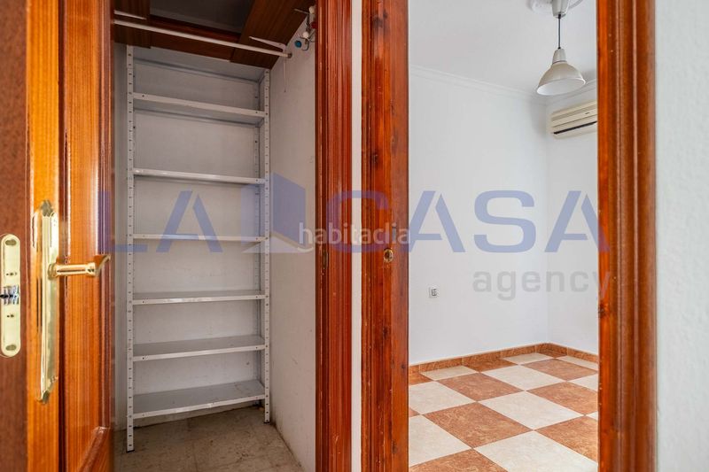 Foto f1bdb036-a695-43af-ad08-4142166b5bee. Pis amb aparcament a El Torrejón - El Cerezo Sevilla