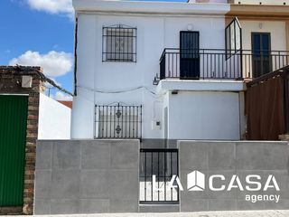 House  Calle pablo picasso. Magnífica casa de dos plantas con una distribución cómoda y func