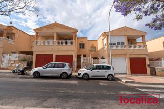 Casa adossada a Paseo del generalife 80. Dúplex de 4 dormitorios en huércal de almería