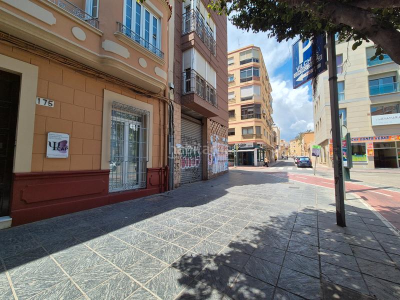 Foto 2cc4d786-d8bf-4ba3-8127-cea8c268d156. Location local commercial dans calle granada 122 dans Almería