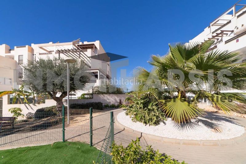 Foto ed543e9a-7b8a-4fc6-8b20-485d433da11e. Planta baixa amb calefacció aparcament piscina a Almería