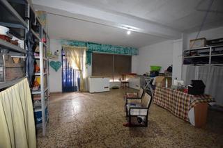 Casa a Santa María del Águila. Gran casa de planta baja, con local comercial y garaje