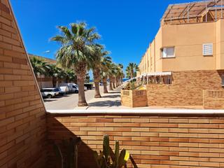 Flat in Balerma. Exclusiva vivienda en planta baja con vistas al mar y dos terraz