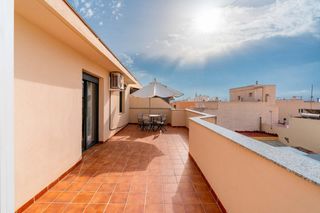 Flat in Ejido Sur. Ático de dos dormitorios con terraza de 35m2 y trastero