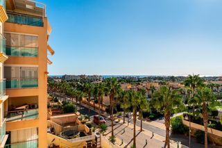 Etagenwohnung in Almerimar. Piso con terraza y vistas espectaculares en almerimar.