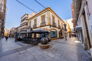Casa a Calle san franciso de asís 2. Casa junto al paseo de almeria. 167 m2 con terraza de otros 167