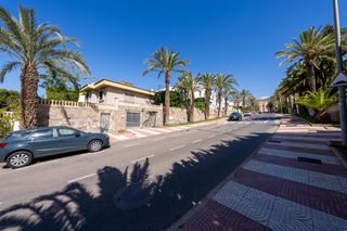 Xalet  Paseo de los castaños. Exclusivo chalet independiente con piscina a 250 metros del pase