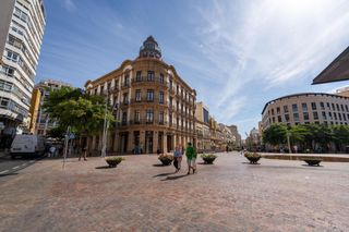Pis a Plaza del carmen 10. Amplio piso en venta en el corazón de almería
