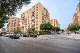 Rent Flat  Calle perez galdos. Vivienda de alquiler dando a la avd. mediterráneo