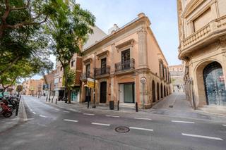Casa en Centro. Casa independiente con garaje para varios vehículos en pleno cen