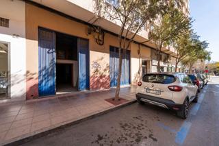 Location Local commercial  Calle doctor carracido. Local de 186 m2 en bruto para iniciar negocio.