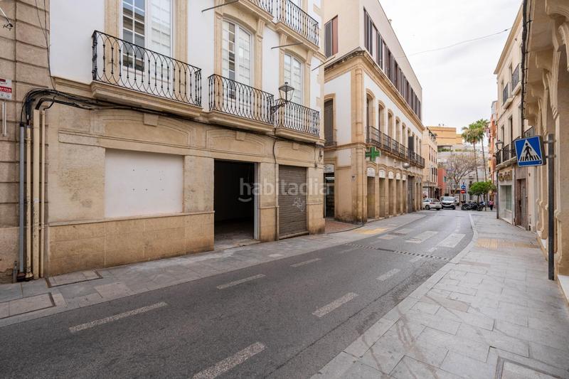Foto 3c206e86-734f-4d71-95d1-be5c8e41e261. Alquiler local comercial en calle dr leal ibarra 1 se alquila local comercial en pleno Centro en Almería