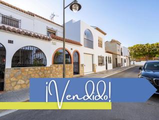 Casa adosada en Calle calle de acanto 12. Vive la tranquilidad junto al parque de las familias, a solo cin