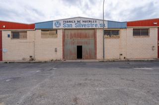 Nau industrial a Huércal de Almería. Nave industrial de 261m  altillo de 130m con montacargas