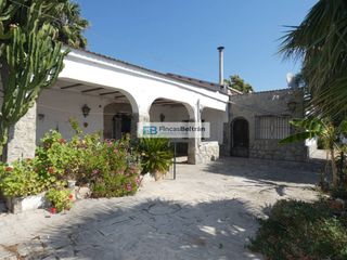 Mas  Calle pda collet. Chalet con edificacion anexa junto al casco urbano