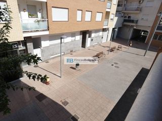 Etagenwohnung  Plaza vi de carlón. Amplio piso de cuatro dormitorios y parking a metros de la playa