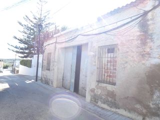 Local Comercial  Calle benicarlo. Gran almacen  de 100 m2  y casa para reformar.