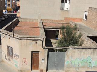 Solar industrial en Pueblo. Gran solar de 234m2 con vivienda y patio en benicarlo