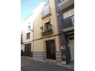 Maison à Cervera del Maestre. Casa muy bien situada, junto a la plaza del pueblo.